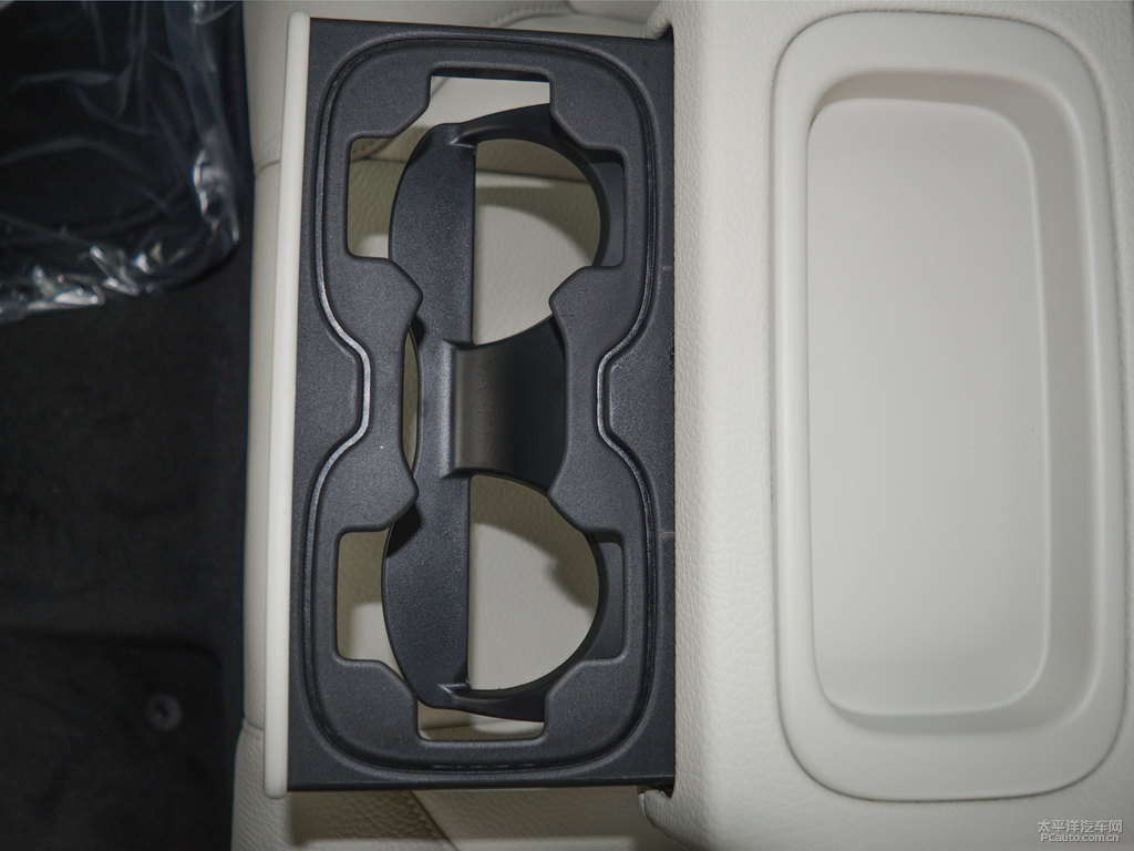 松林灰沃爾沃XC60儲(chǔ)物空間空間圖片
