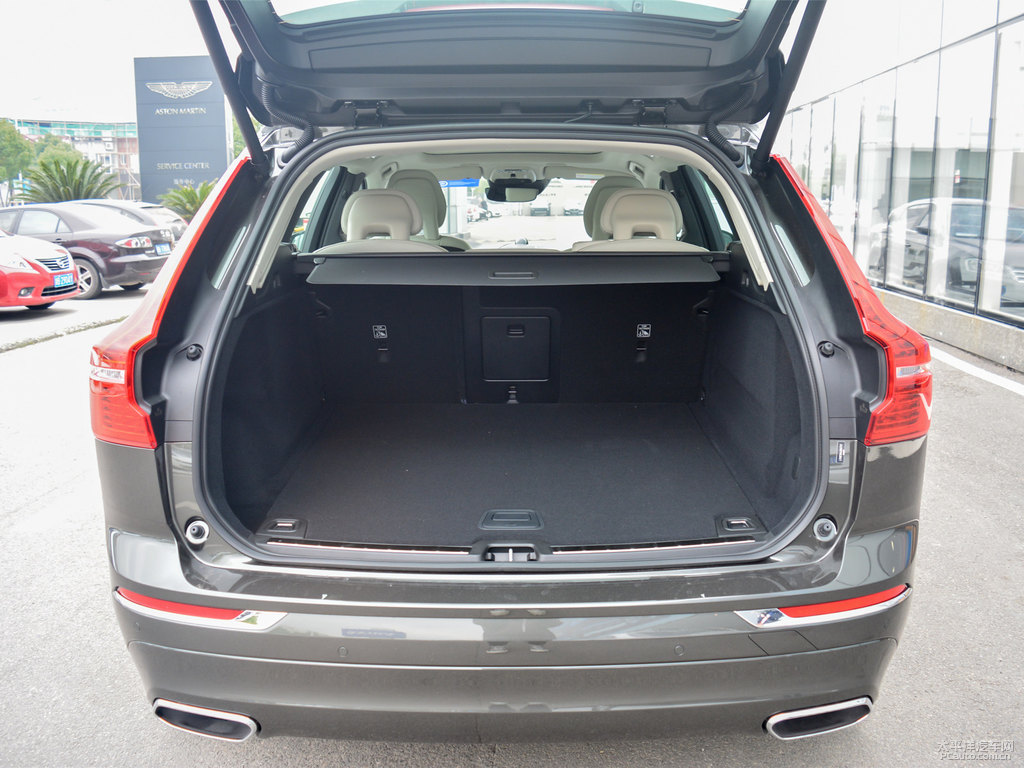 松林灰沃爾沃XC60后備廂空間圖片