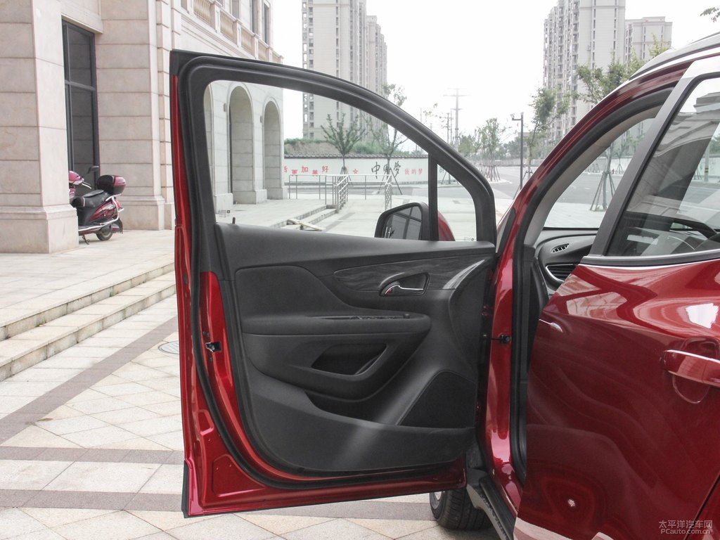 瑪瑙紅昂科拉車廂內(nèi)飾圖片