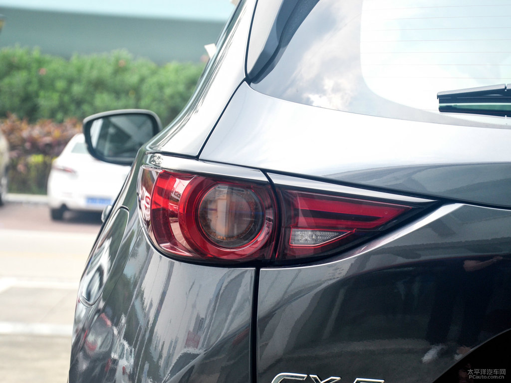 鉑鋼灰馬自達CX-5車尾外觀圖片