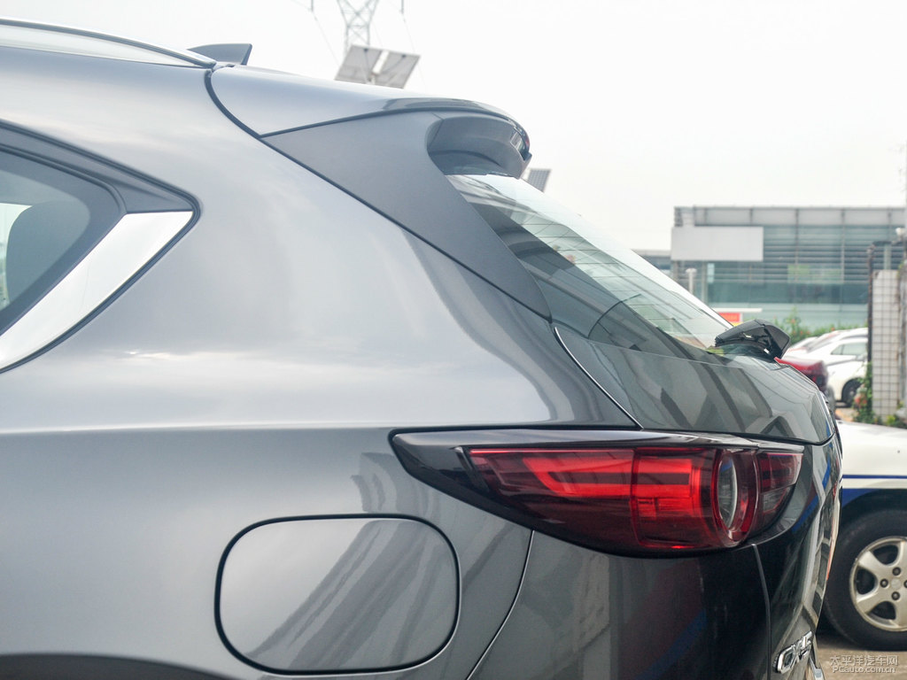 鉑鋼灰馬自達(dá)CX-5車(chē)尾外觀圖片