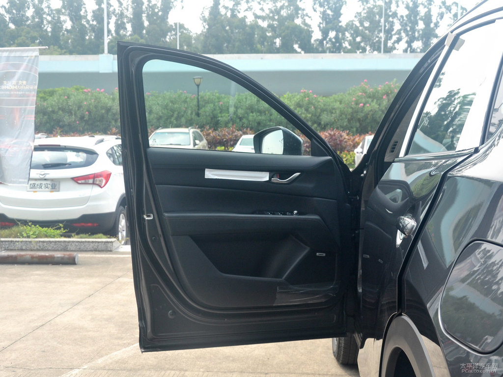 鉑鋼灰馬自達(dá)CX-5車廂內(nèi)飾圖片