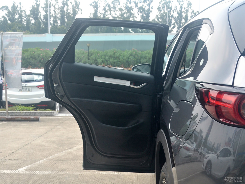 鉑鋼灰馬自達(dá)CX-5車廂內(nèi)飾圖片