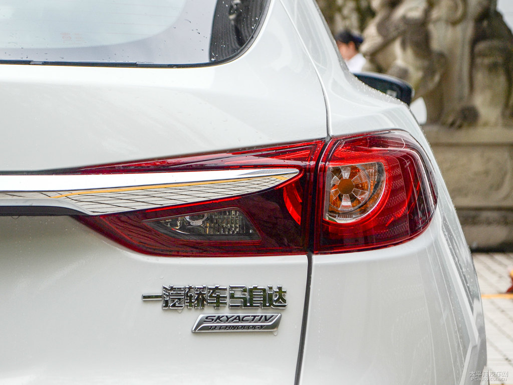 珠光白馬自達(dá)CX-4車尾外觀圖片