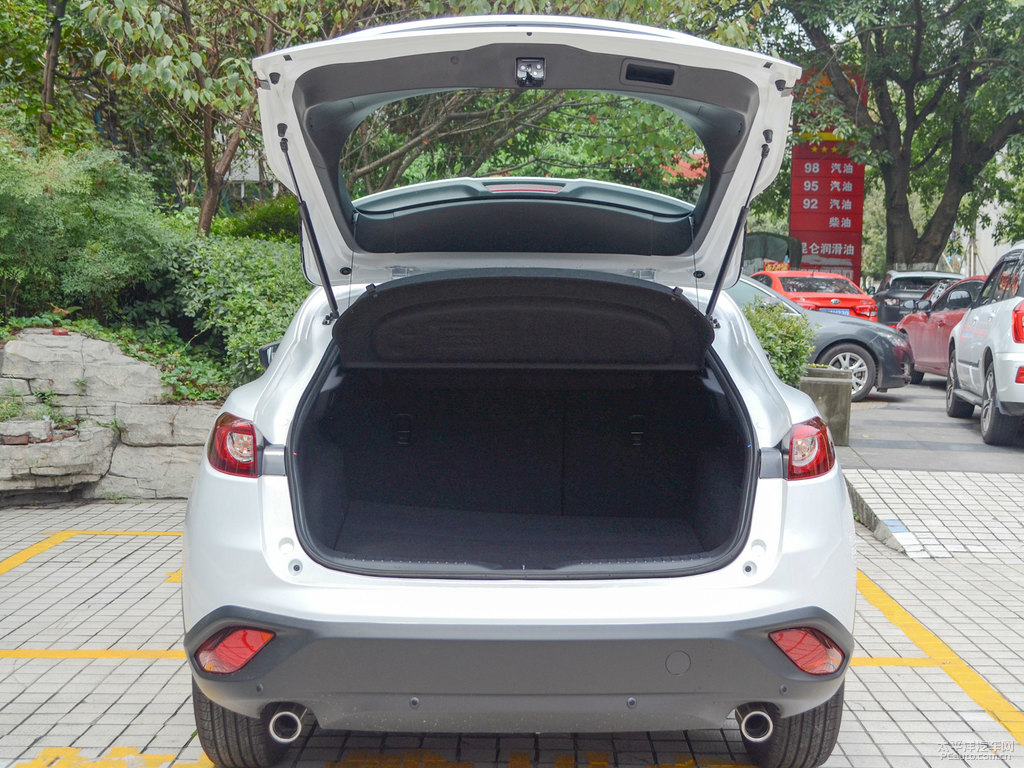 珠光白馬自達CX-4后備廂空間圖片
