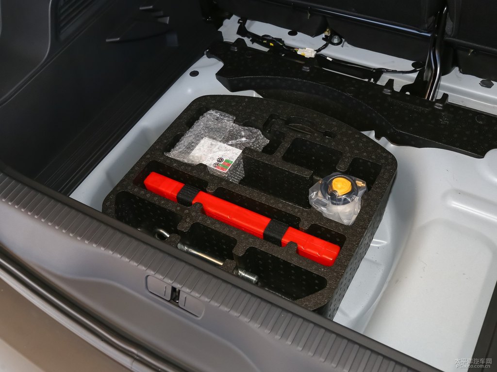 白色云逸 C4 AIRCROSS后備廂空間圖片