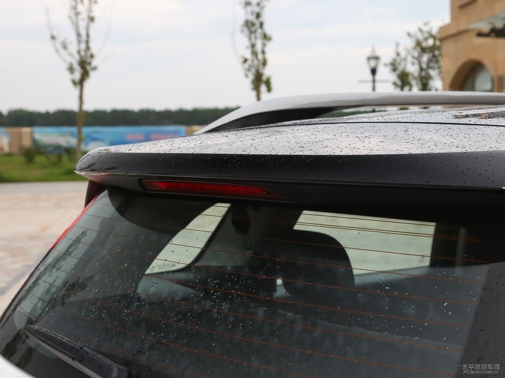 白色云逸 C4 AIRCROSS車尾外觀圖片