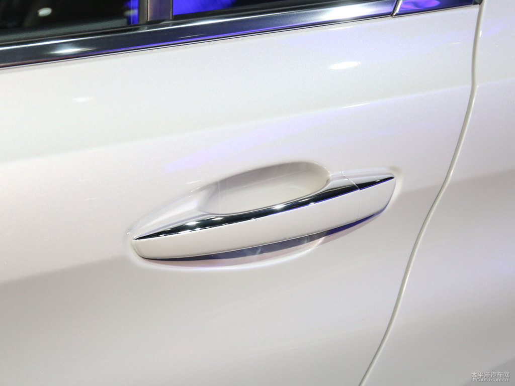 珠光白標(biāo)致408車(chē)身外觀圖片