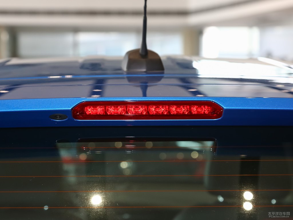 電光藍(lán)昂科拉車尾外觀圖片