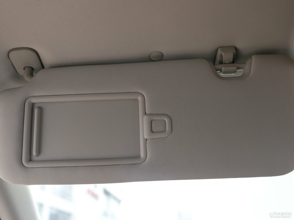 閃光冰晶白逸動車廂內(nèi)飾圖片