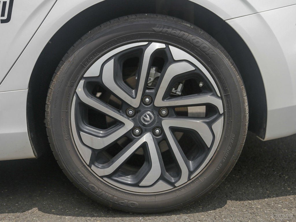 閃光冰晶白逸動車身外觀圖片