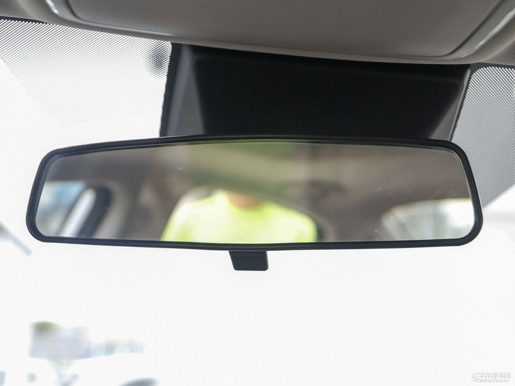 閃光冰晶白逸動車廂內(nèi)飾圖片