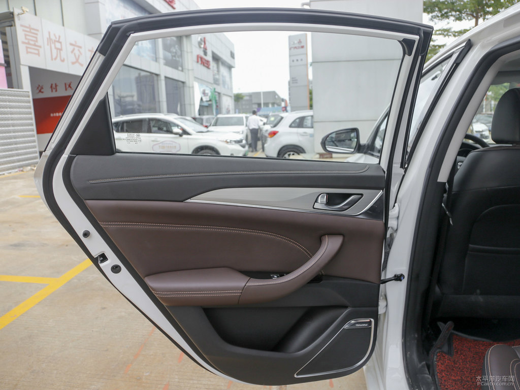 閃光冰晶白逸動(dòng)車廂內(nèi)飾圖片