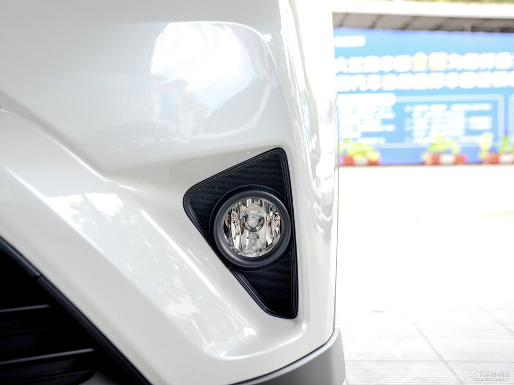 珍珠白RAV4榮放車頭外觀圖片