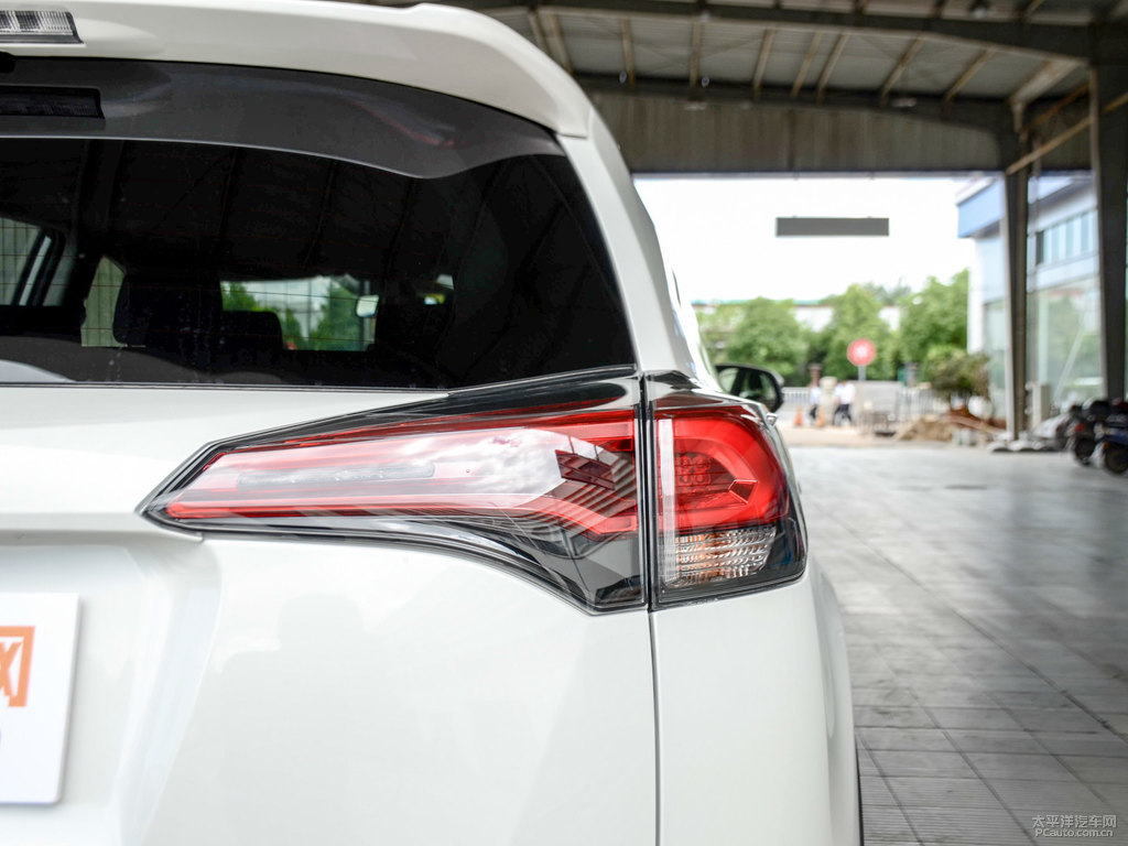 珍珠白RAV4榮放車尾外觀圖片