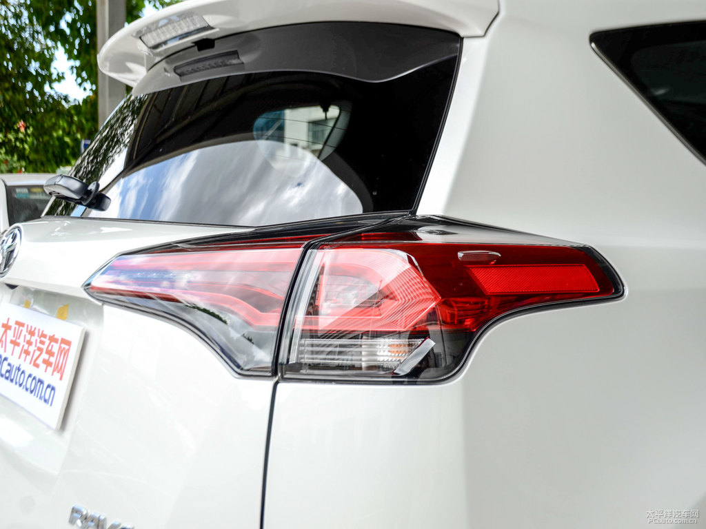珍珠白R(shí)AV4榮放車尾外觀圖片