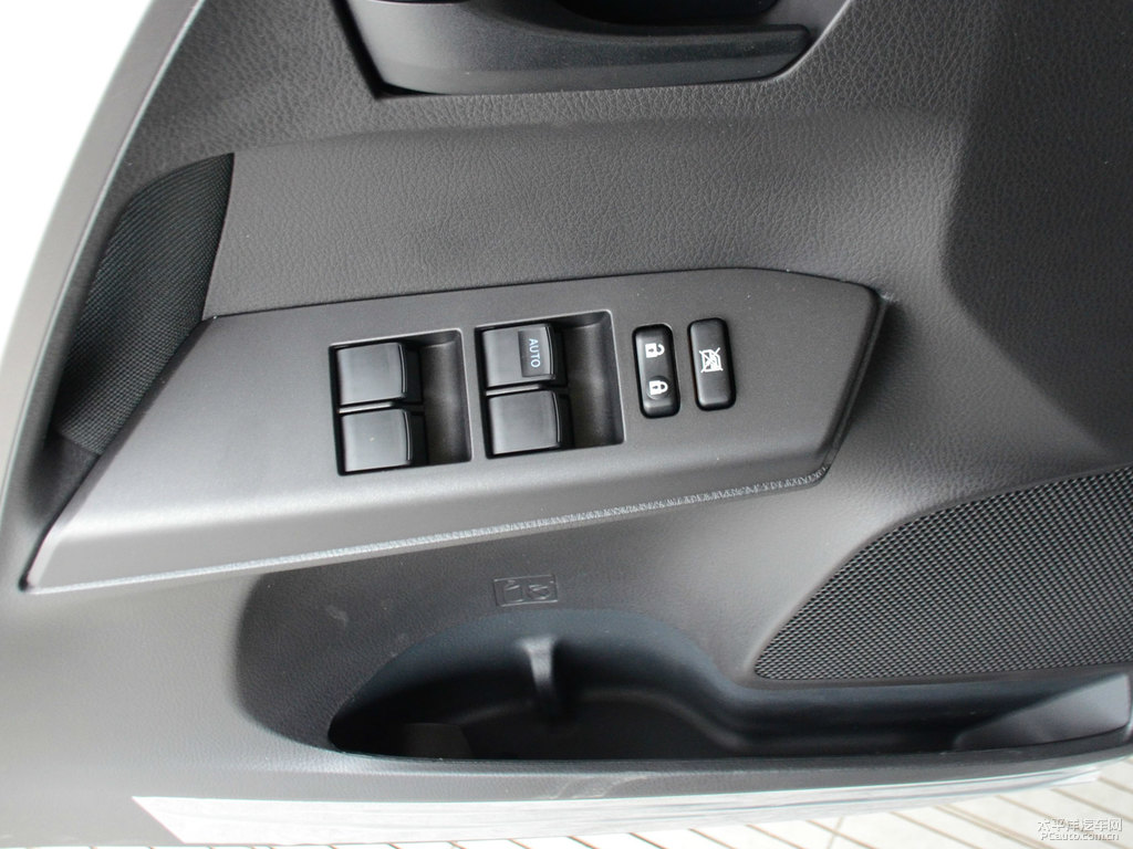 珍珠白RAV4榮放車廂內(nèi)飾圖片