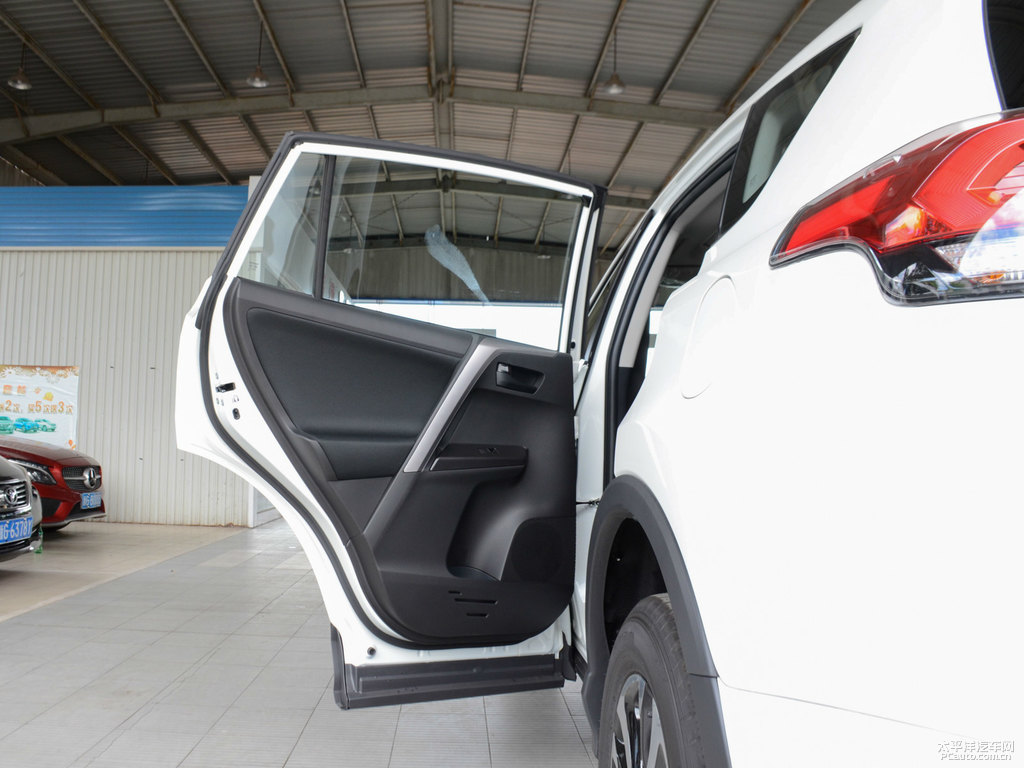 珍珠白RAV4榮放車廂內飾圖片