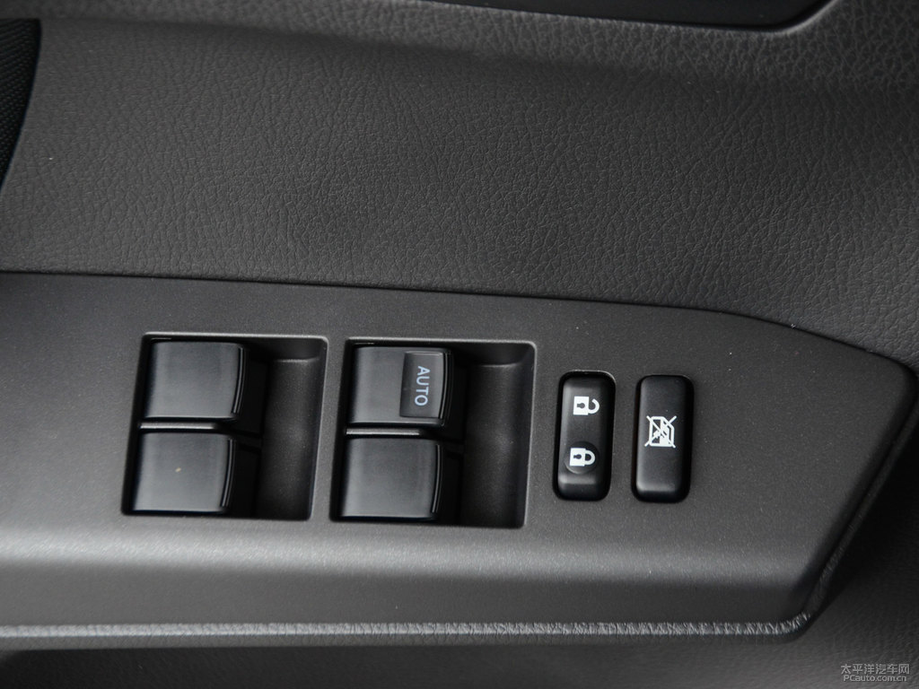 珍珠白RAV4榮放車廂內(nèi)飾圖片