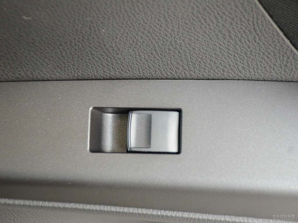 珍珠白RAV4榮放車廂內(nèi)飾圖片