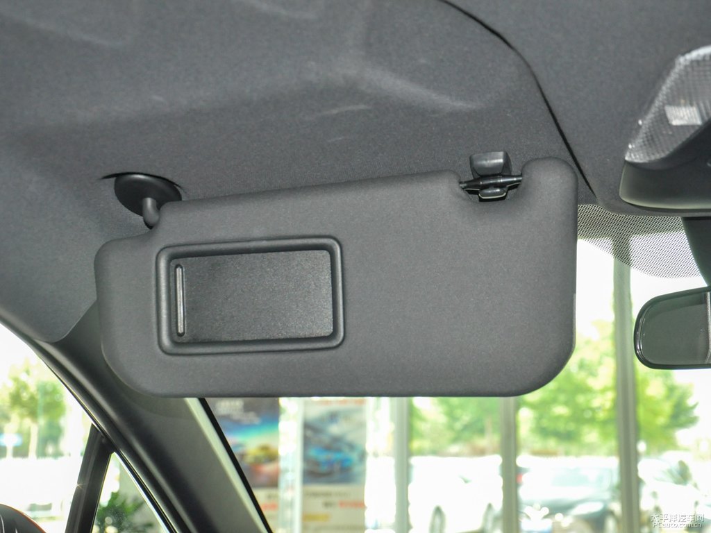 珊瑚紅豐田C-HR車廂內(nèi)飾圖片