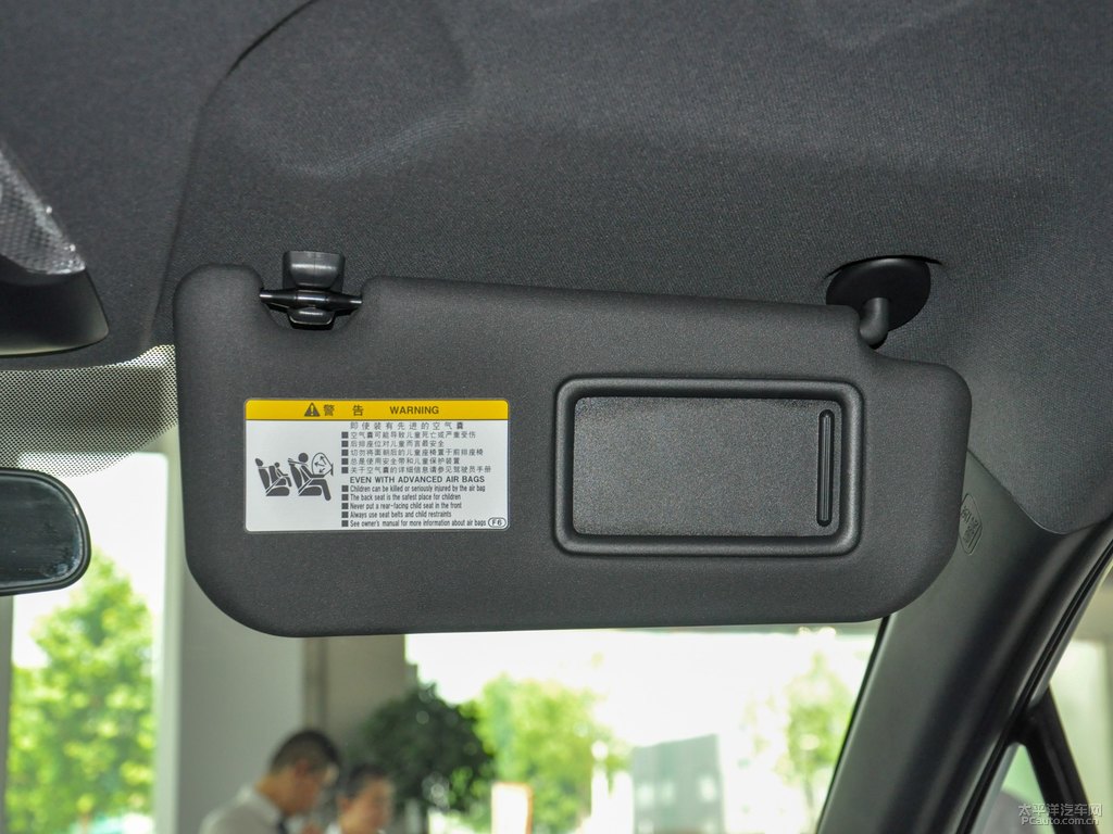 珊瑚紅豐田C-HR車廂內(nèi)飾圖片
