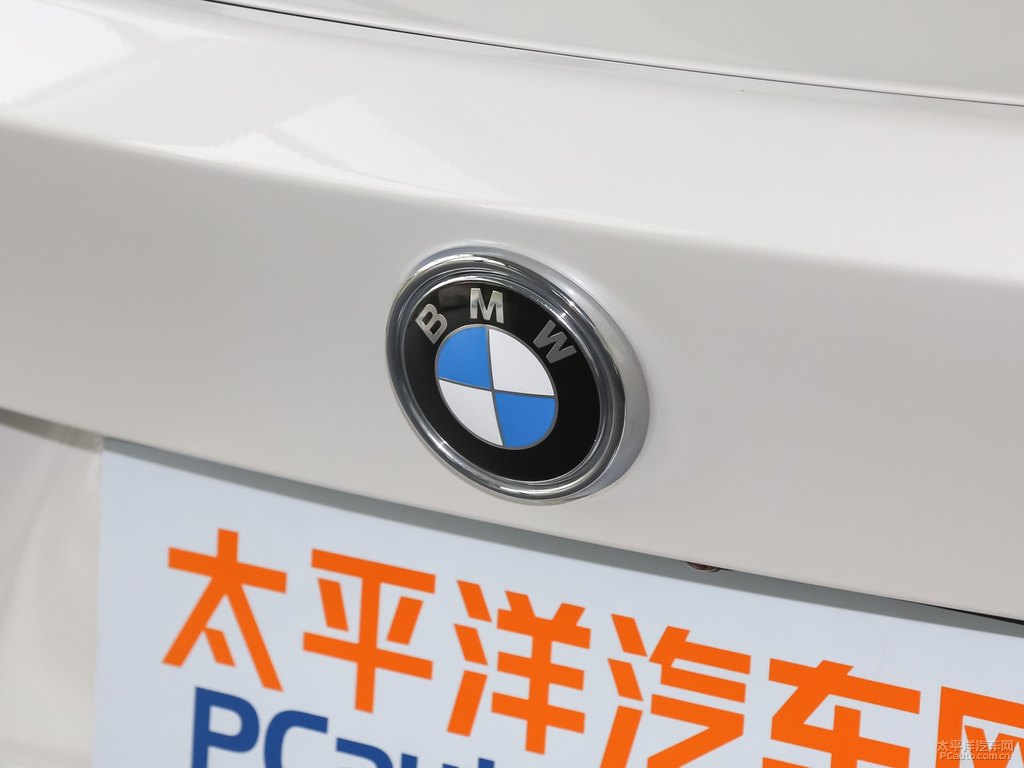 礦石白寶馬3系GT車尾外觀圖片