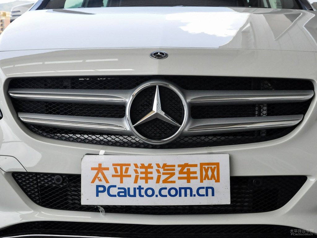 卷云白奔馳B級(jí)車頭外觀圖片