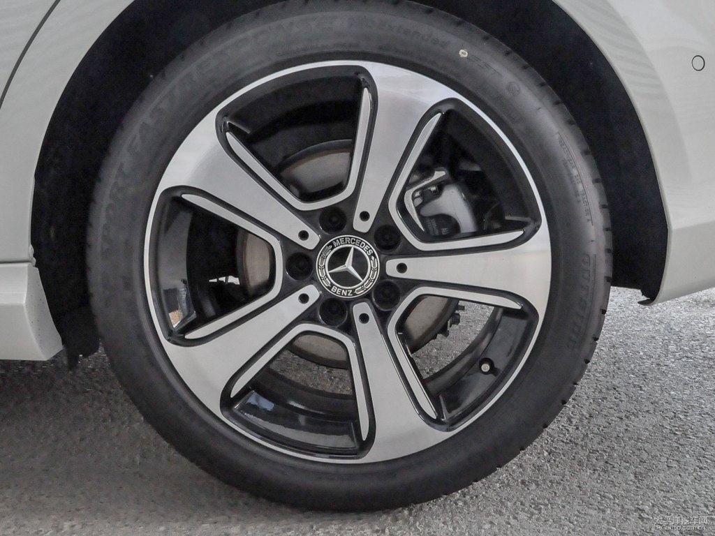 卷云白奔馳B級車身外觀圖片