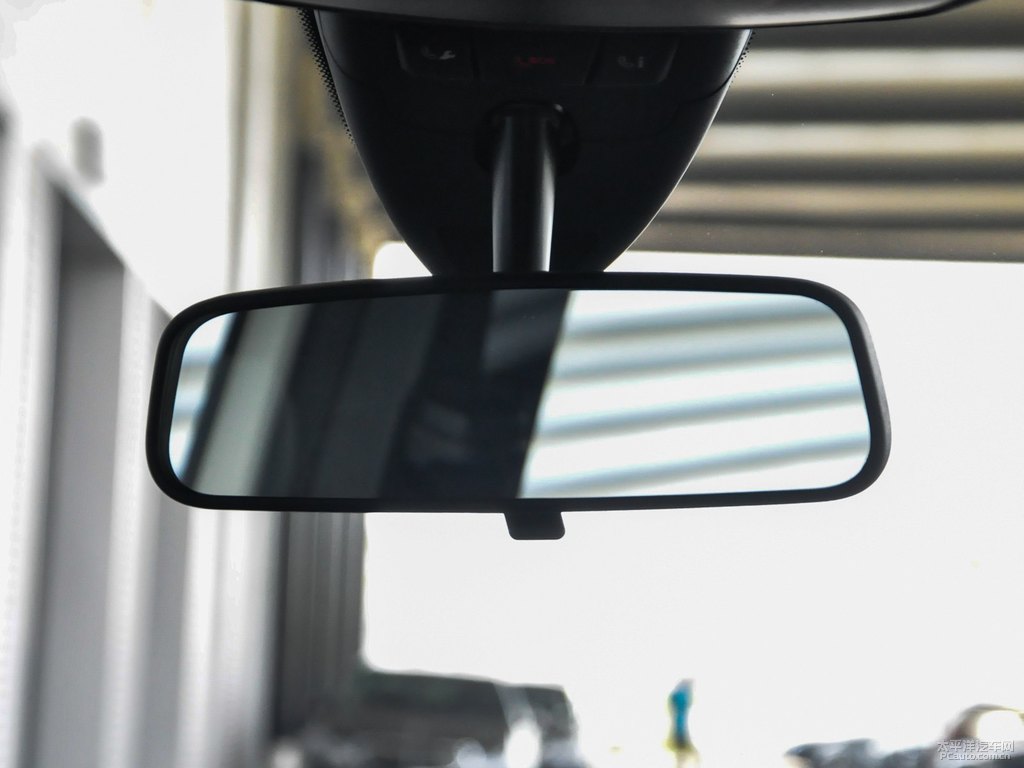 卷云白奔馳B級(jí)車(chē)廂內(nèi)飾圖片