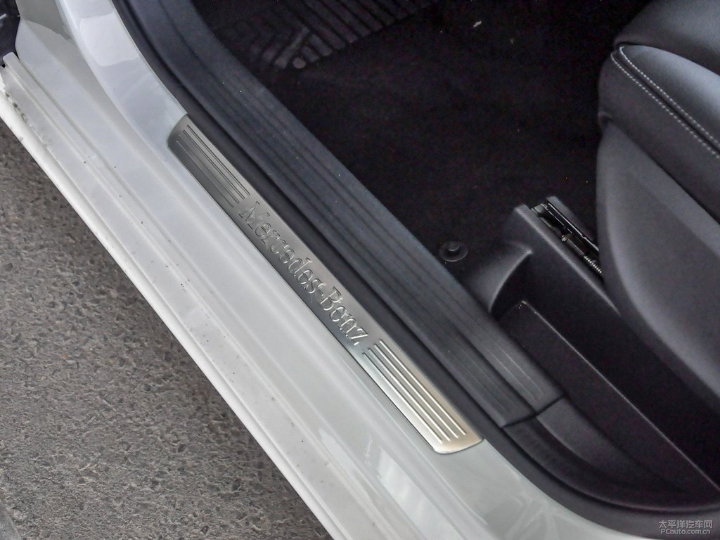卷云白奔馳B級車廂內(nèi)飾圖片