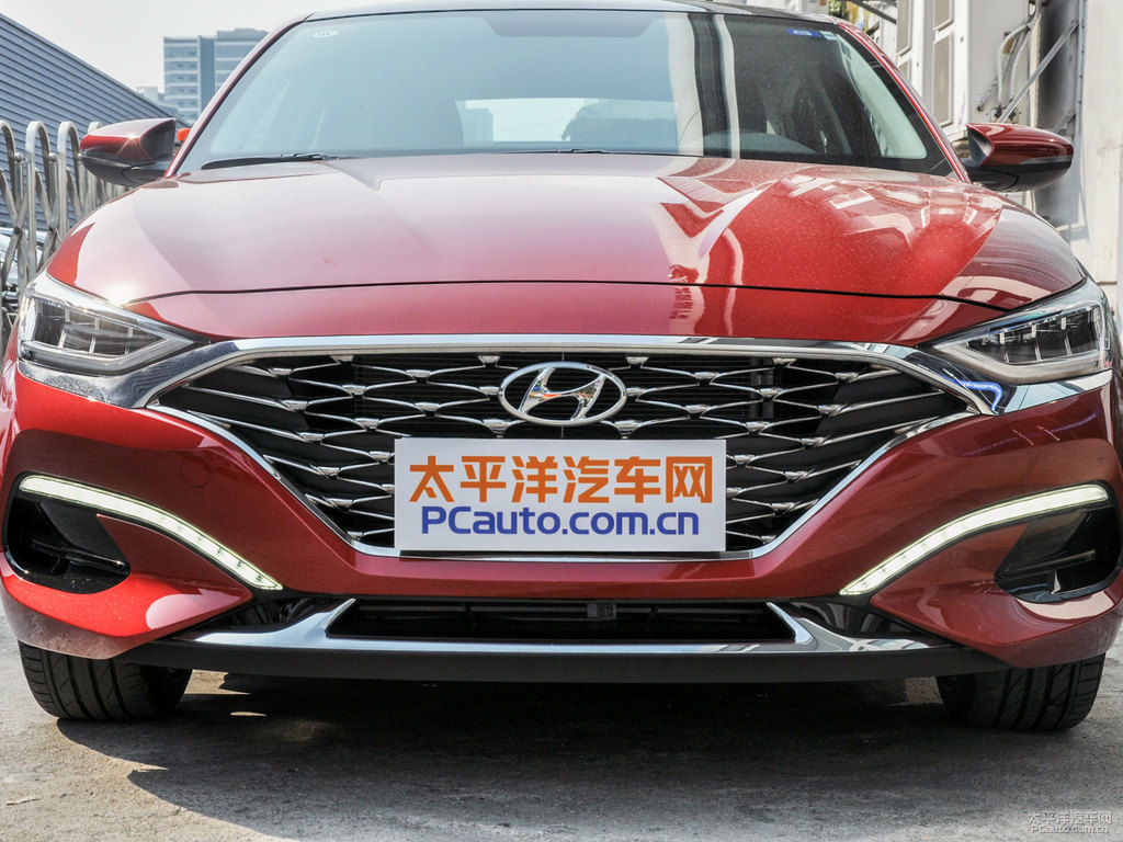 中國(guó)紅LA FESTA菲斯塔車頭外觀圖片