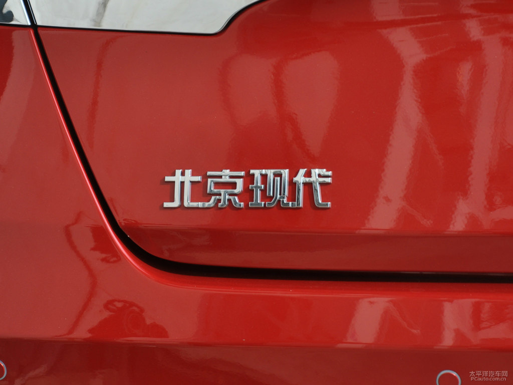 中國紅LA FESTA菲斯塔車尾外觀圖片