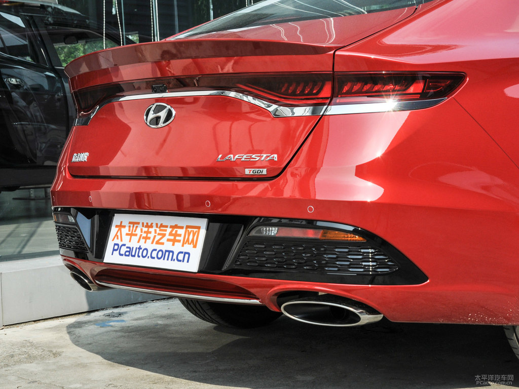 中國紅LA FESTA菲斯塔車尾外觀圖片