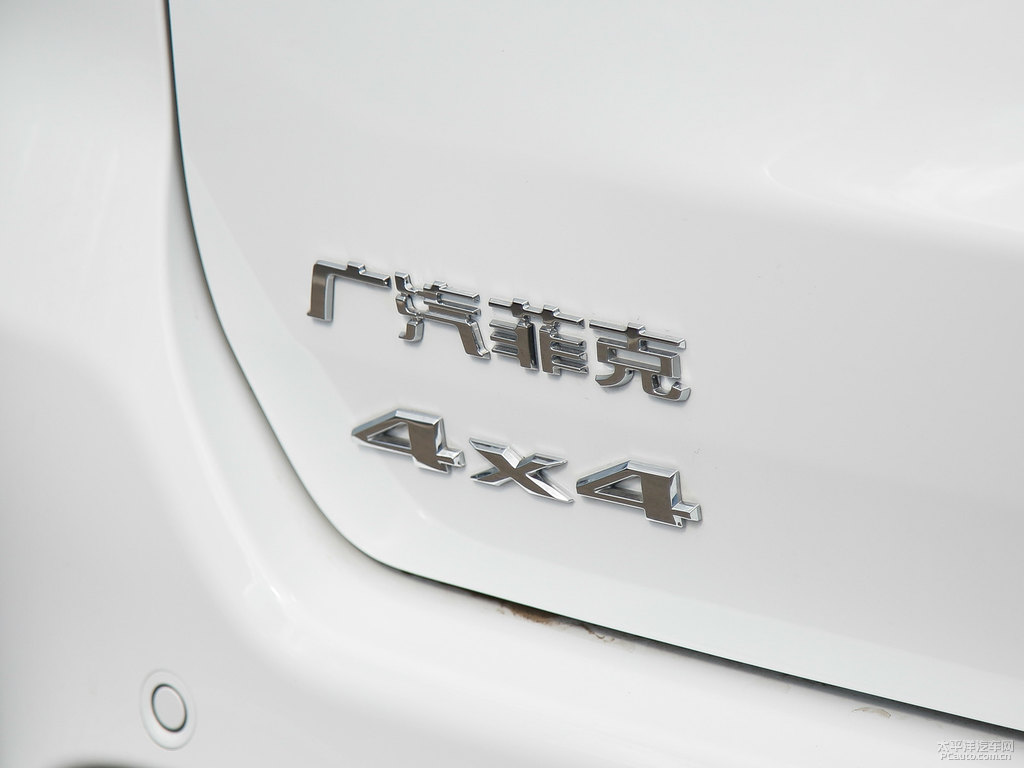 喀納斯白大指揮官車尾外觀圖片