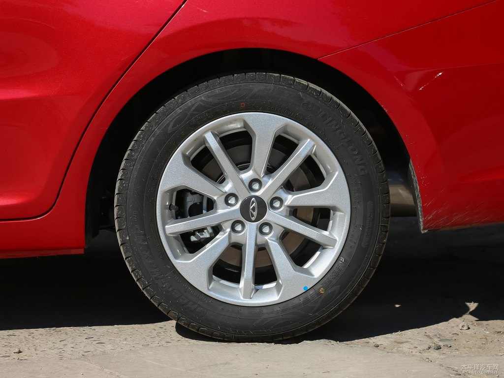 烈焰紅艾瑞澤5車身外觀圖片