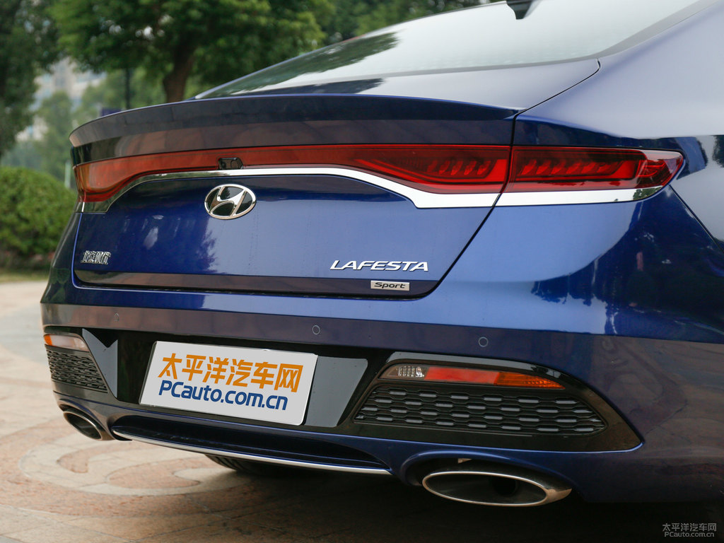 寶石藍LA FESTA菲斯塔車尾外觀圖片