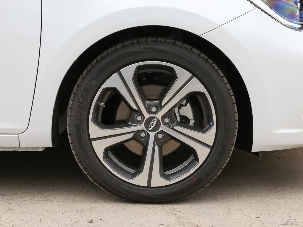 皓月白艾瑞澤5車身外觀圖片