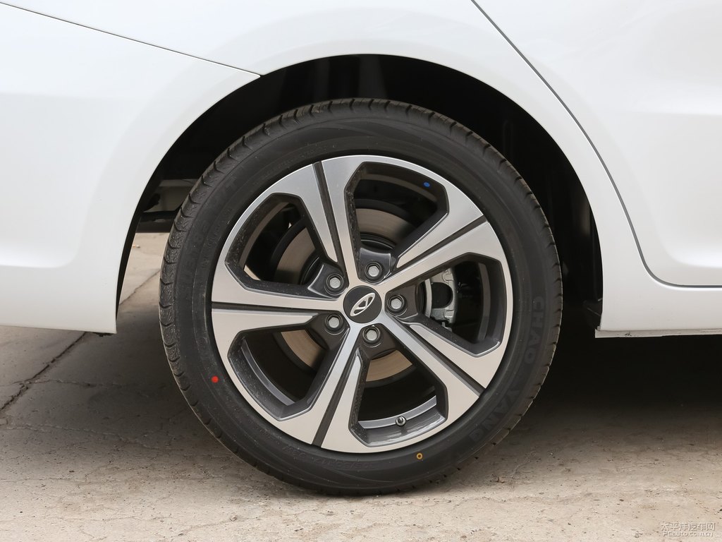 皓月白艾瑞澤5車(chē)身外觀圖片