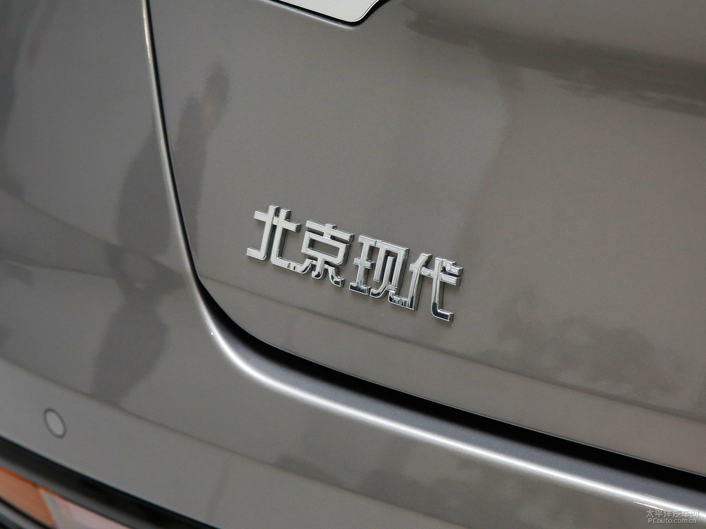 太空灰LA FESTA菲斯塔車尾外觀圖片