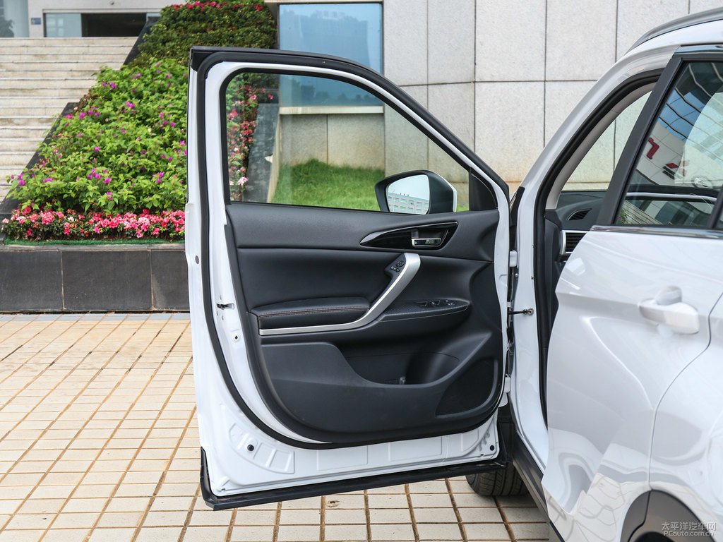 珍珠白奕歌車廂內(nèi)飾圖片