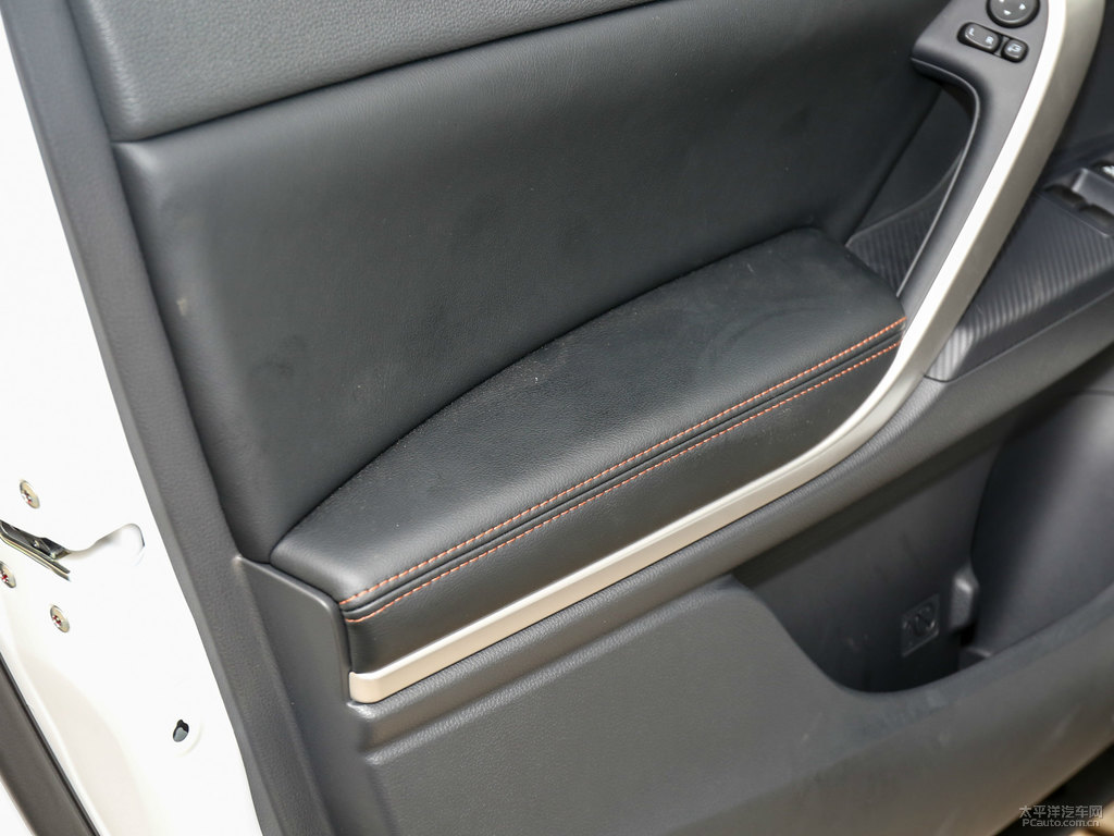 珍珠白奕歌車廂內(nèi)飾圖片
