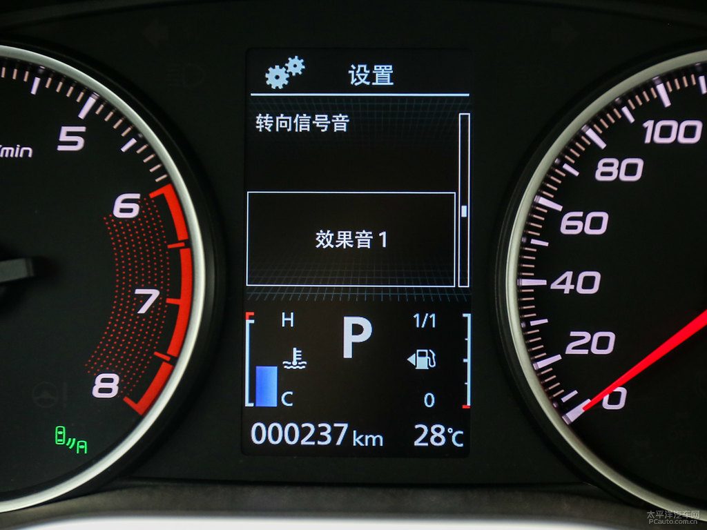 珍珠白奕歌中控內(nèi)飾圖片