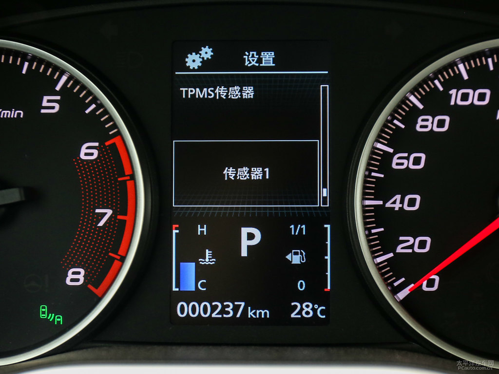 珍珠白奕歌中控內(nèi)飾圖片