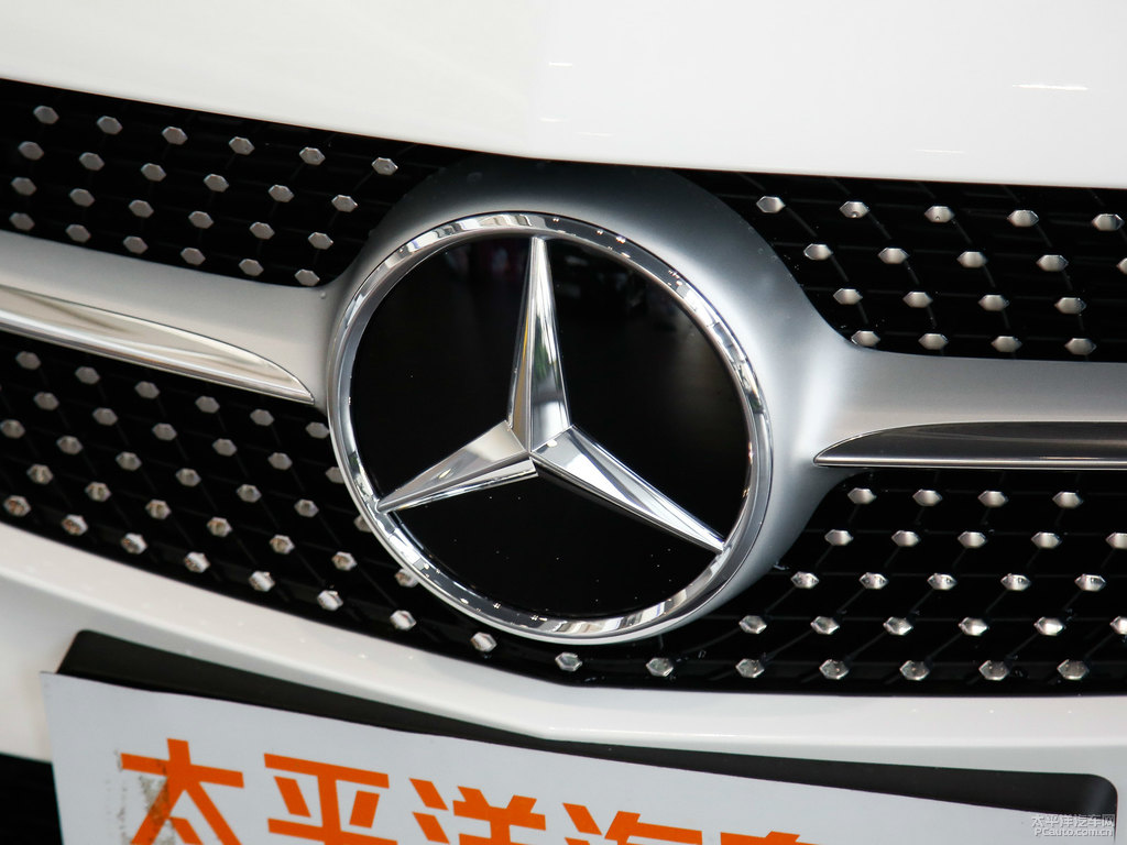 北極白奔馳C級(jí)車頭外觀圖片