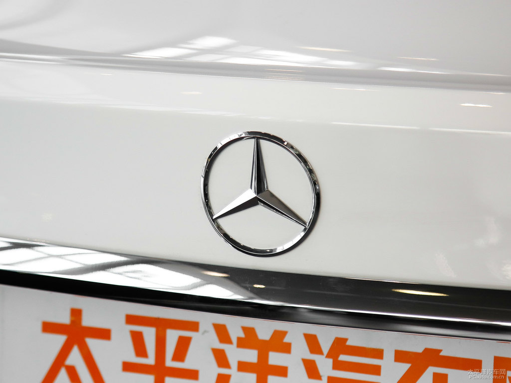 北極白奔馳C級車尾外觀圖片