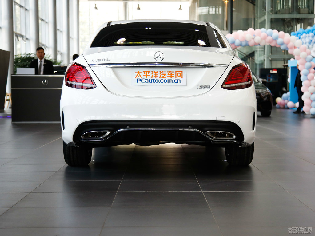 北極白奔馳C級(jí)車尾外觀圖片