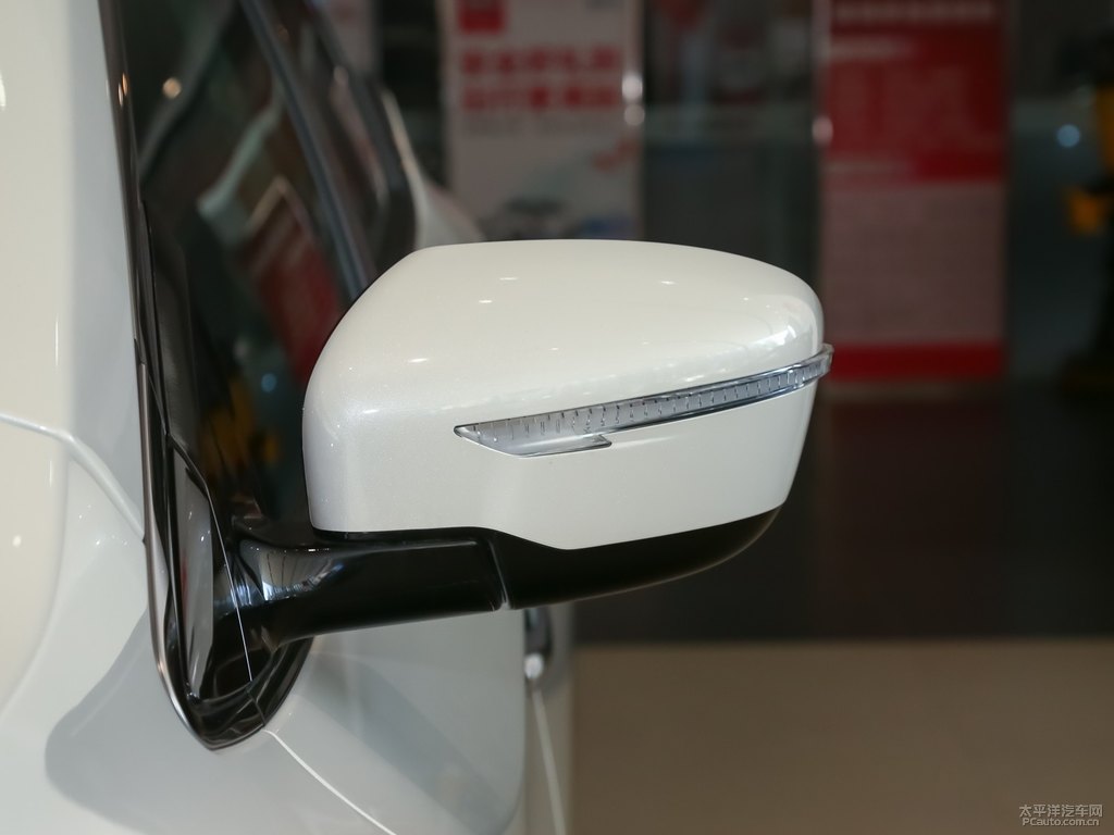 珠光白樓蘭車身外觀圖片