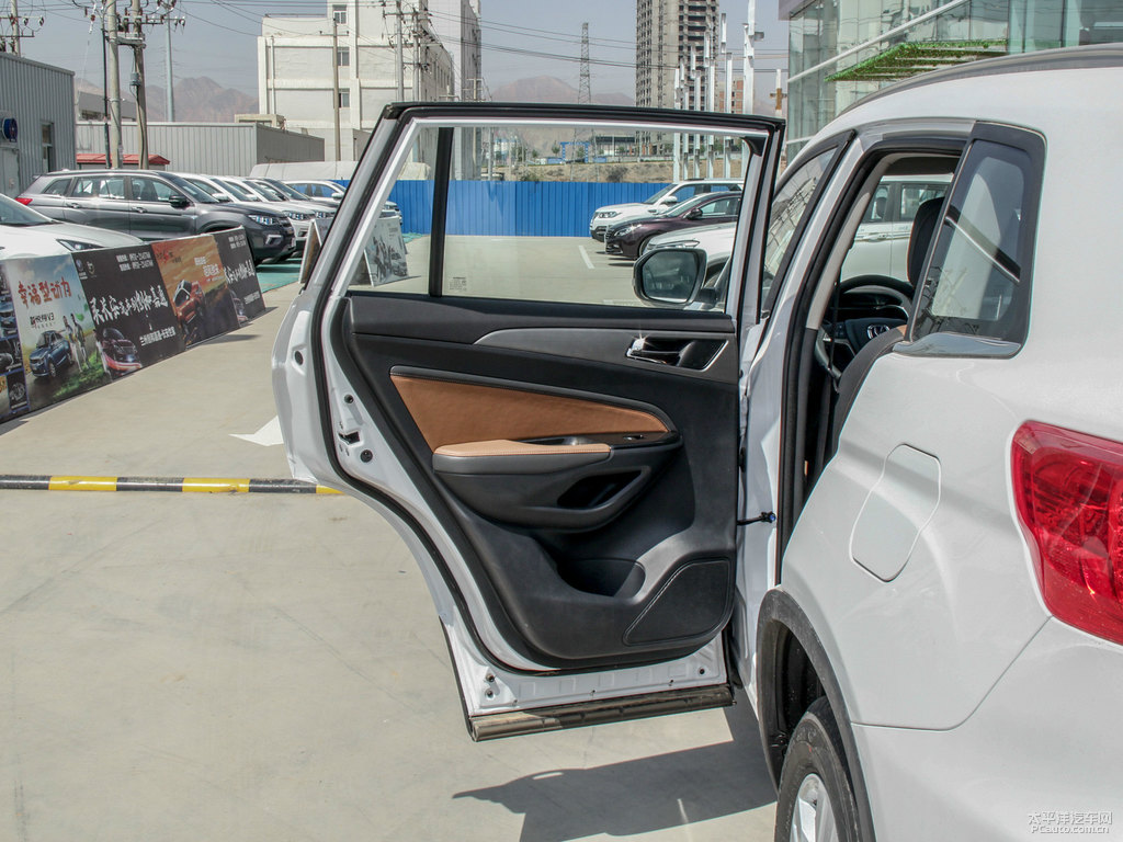 閃光月光白長安CS75車廂內(nèi)飾圖片