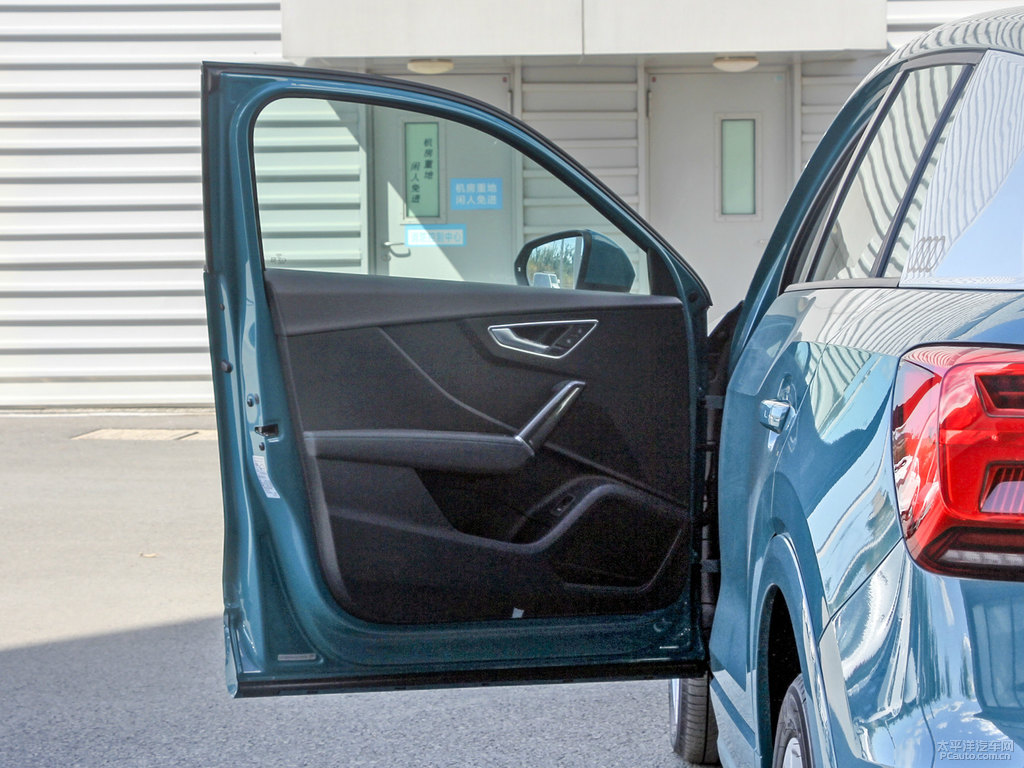 凱拉什藍(lán)奧迪Q2L車廂內(nèi)飾圖片